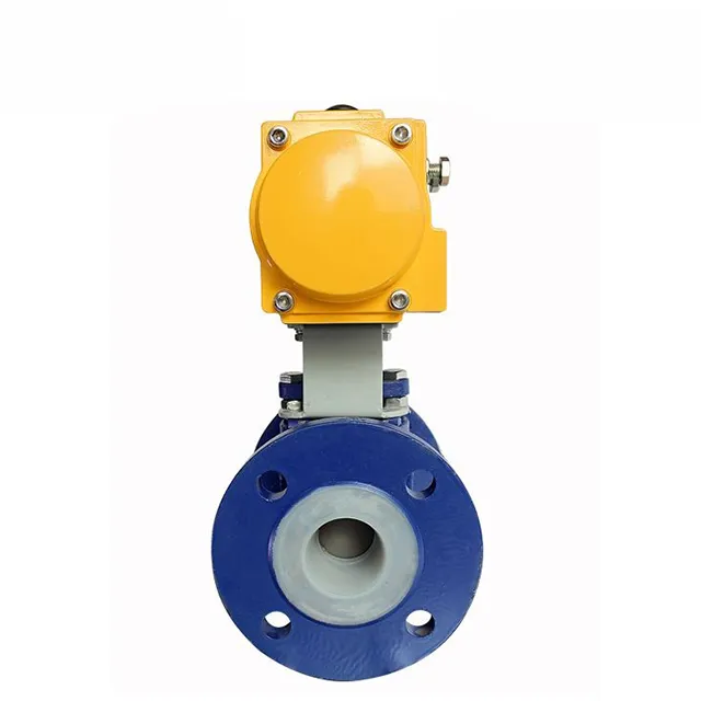 Primer plano de la conexión con brida en una válvula de bola neumática revestida de PTFE con acabado resistente a la corrosión